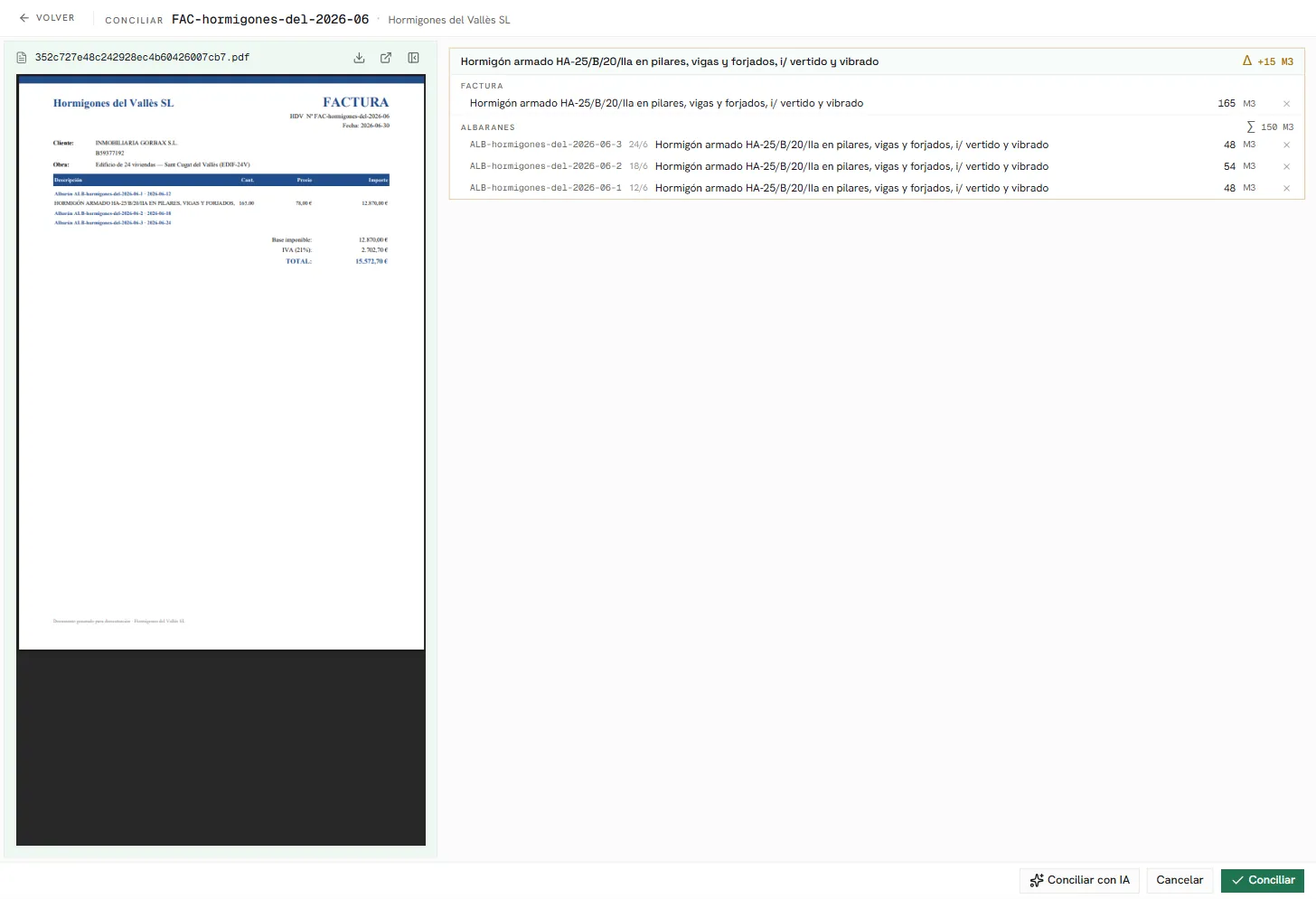 El banco de trabajo: el PDF de la factura a la izquierda y los grupos de líneas a la derecha